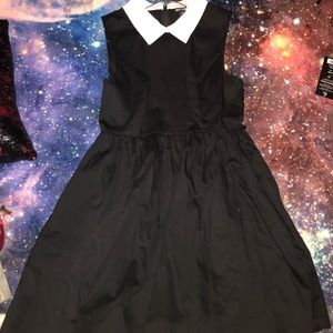 Black sleeveless white collared dress